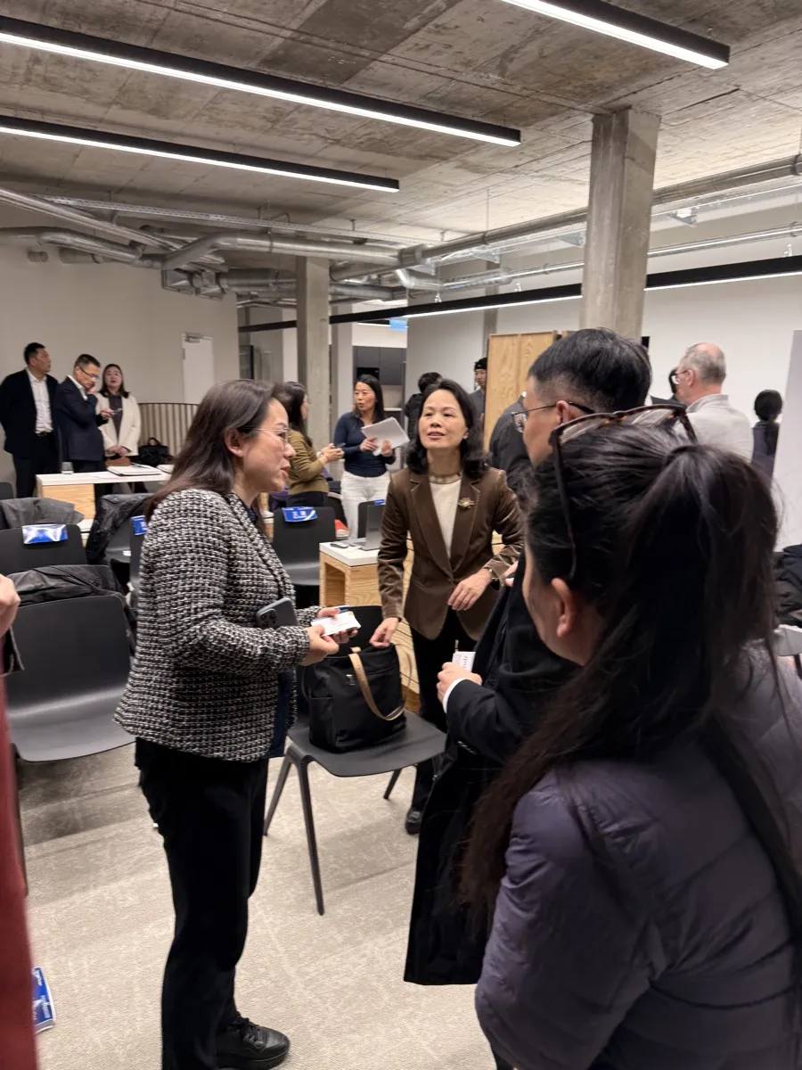 Gäste im Gespräch beim Networking