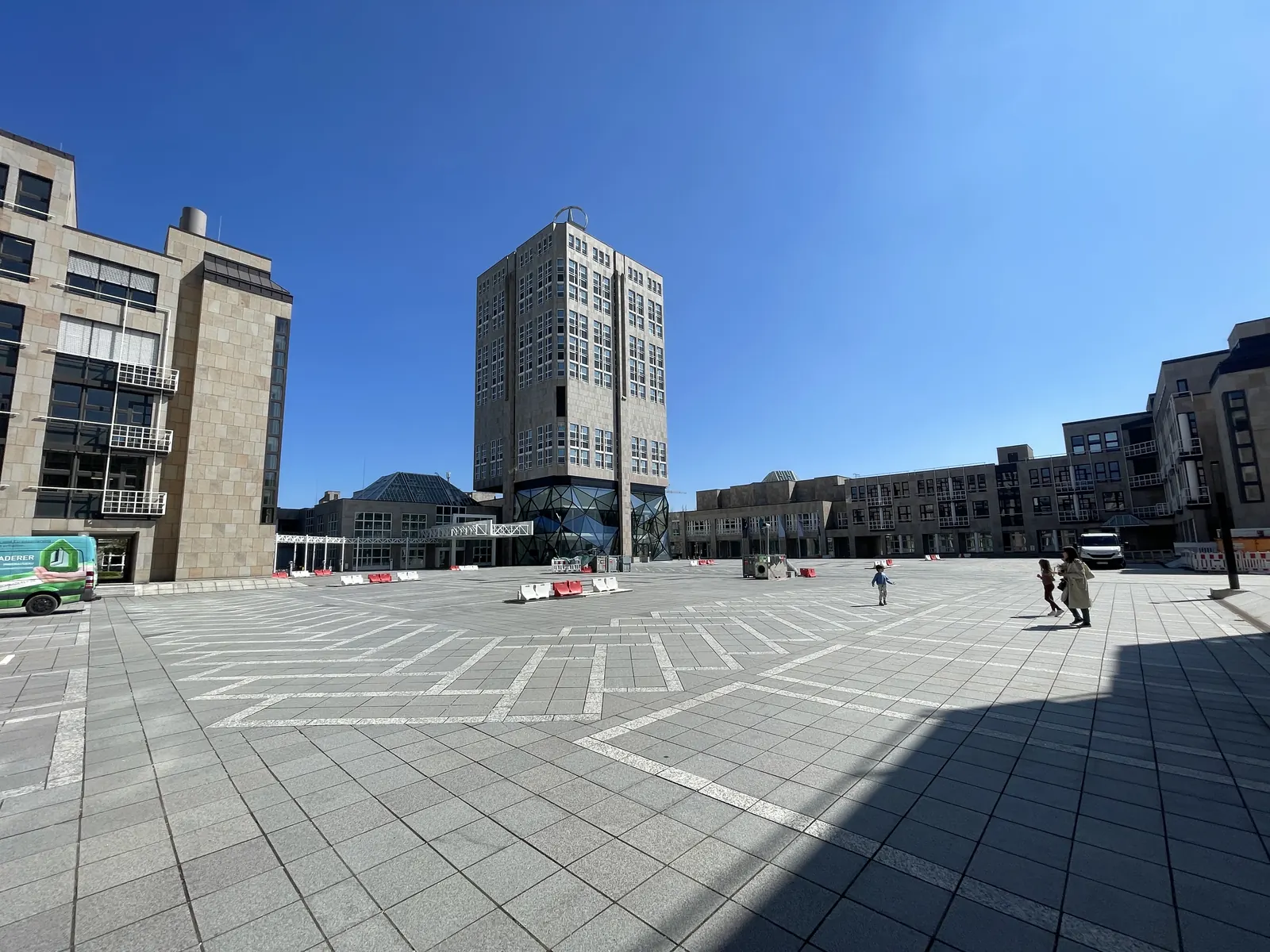 Großer gepflasterter Platz vor der Sternhöhe mit dem Turm