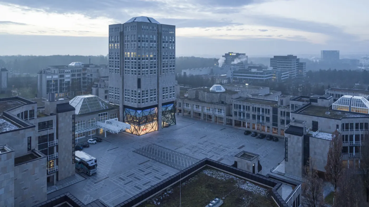 Piazza der Sternhöhe zwischen den Gebäuden